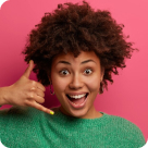 visage de femme heureuse faisant le telephone avec ses doigts