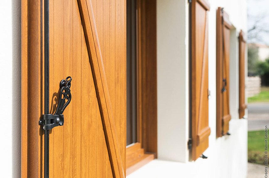 Les volets intérieurs en bois apportent une touche d'élégance et de chaleur à vos pièces