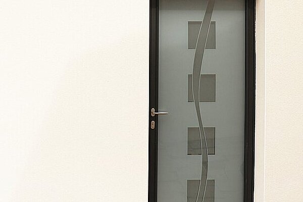 Personnalisez votre porte d’entrée avec les vitrages sérigraphiés