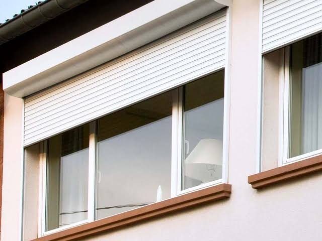 Volet roulant à Brunoy : modèles PVC et alu, pose et entretien