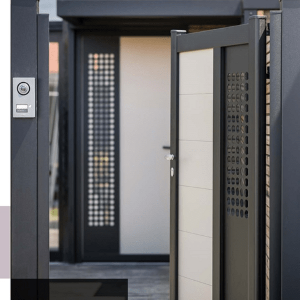 Porte d’entrée dans le 80 : PVC, alu, bois