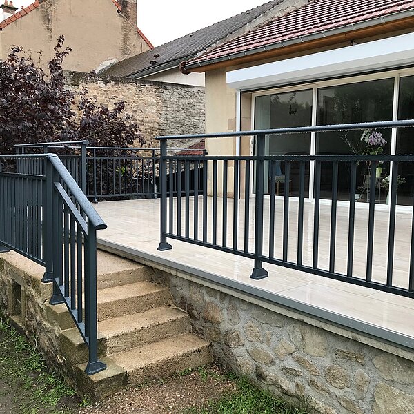 Pose d'un garde-corps sur terrasse & escalier
