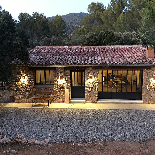 LM MENUISERIE vous accompagne dans le choix de votre porte d’entrée vitrée dans le 34