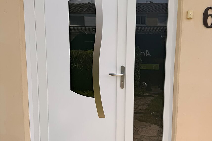 Porte d'entrée PVC vitrée et son imposte