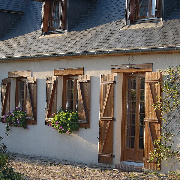 Menuiserie traditionnelle vs menuiserie industrielle : quelles différences pour vos fermetures à Biarritz ?