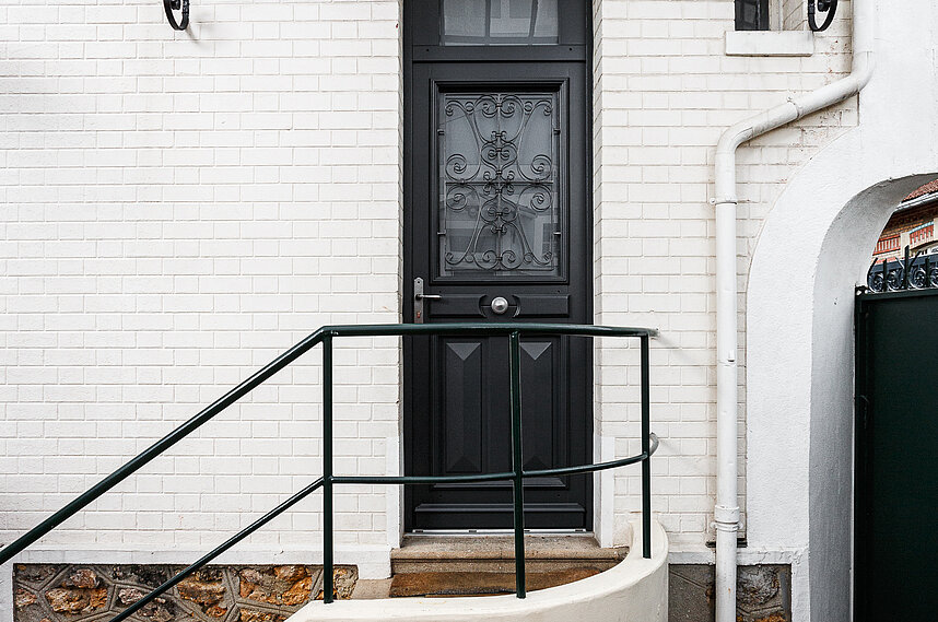 Porte semi vitrée équipée d’un châssis ouvrant