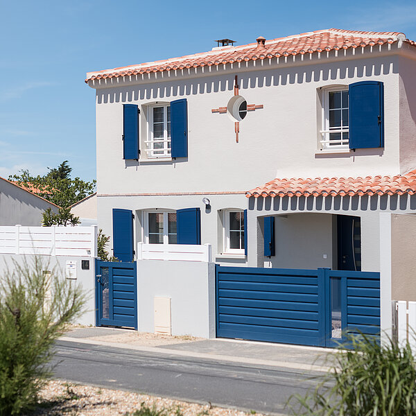 RÉNOV’ FENÊTRES vous aide à choisir le meilleur matériau pour une porte d’entrée à Pessac