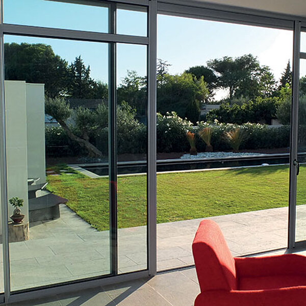 Quel style pour votre porte d’entrée à Marseille : classique ou contemporain ?