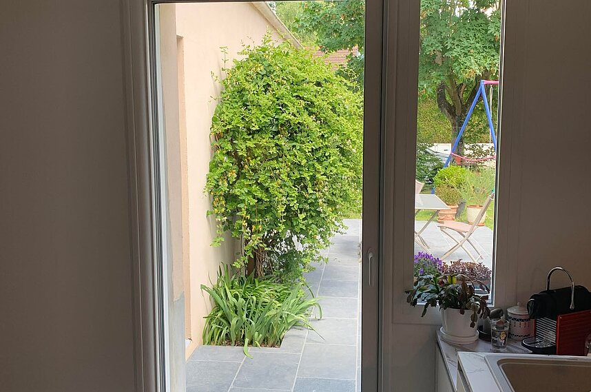 Installation d'un coulissant en aluminium à galandage