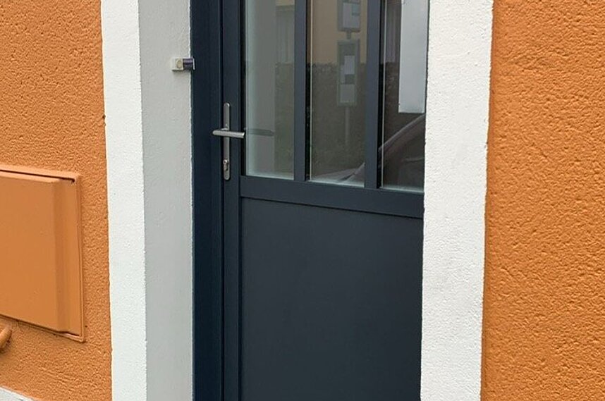 Pose d'une porte d'entrée alu modèle INDUS 1