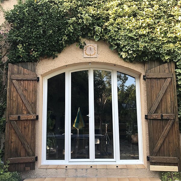 Changer de fenêtres en PVC à Lisieux : évaluer son budget