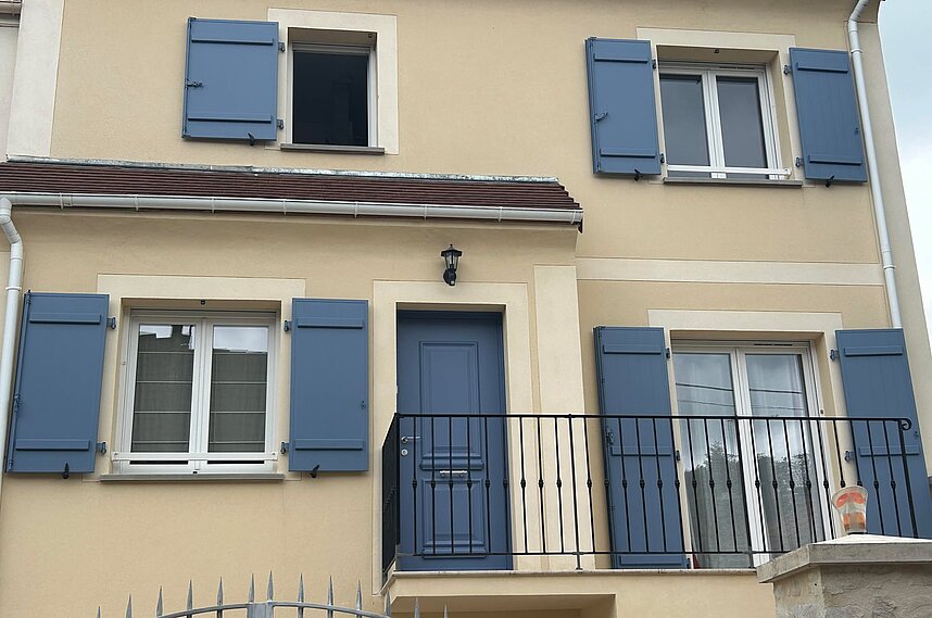 Installation d'une porte d'entrée et de volets battants en aluminium