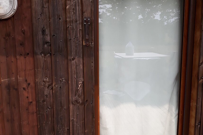 Installation de volets roulants solaires et des fenêtres PVC, coloris chêne doré