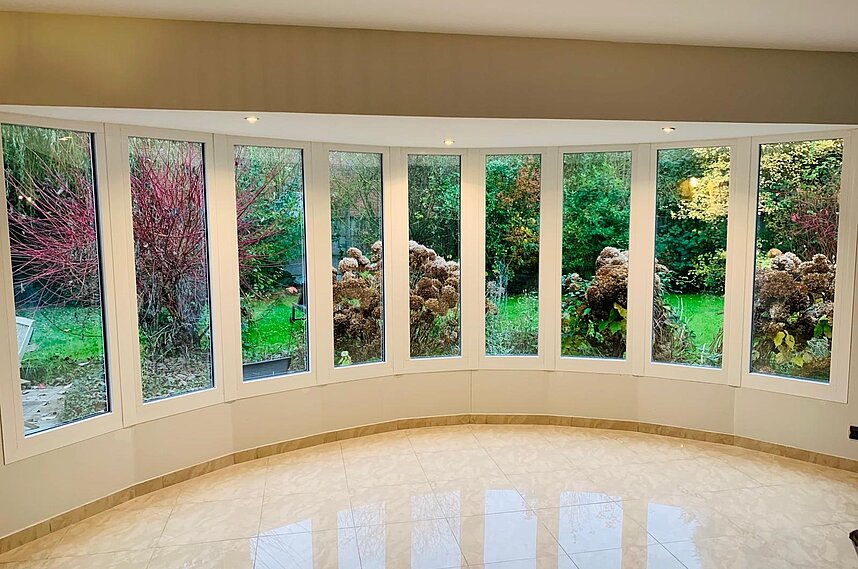 Pose de châssis aluminium et finitions pour ce magnifique bow-window