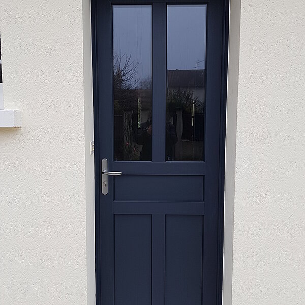 Porte d'entrée sur mesure à Royan : PVC, aluminium ou bois, quel matériau privilégier ?