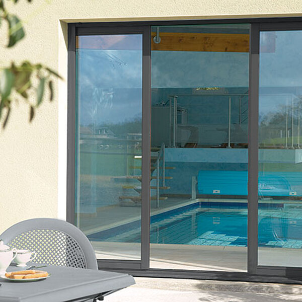 L’alu pour votre porte d’entrée  : un design stylisé  ! 