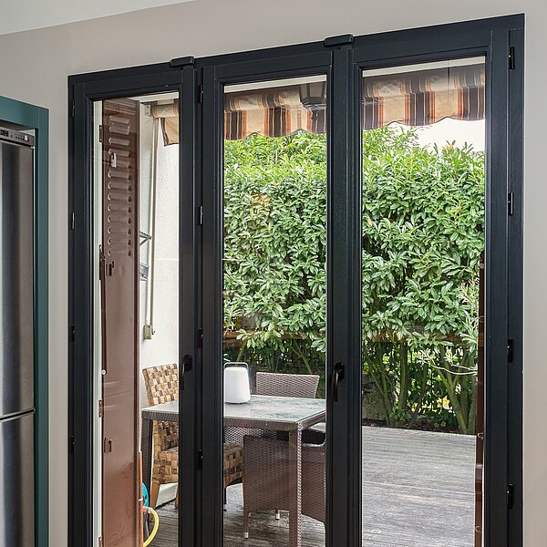 Comment intégrer harmonieusement des menuiseries modernes dans une maison ancienne à Antibes ?