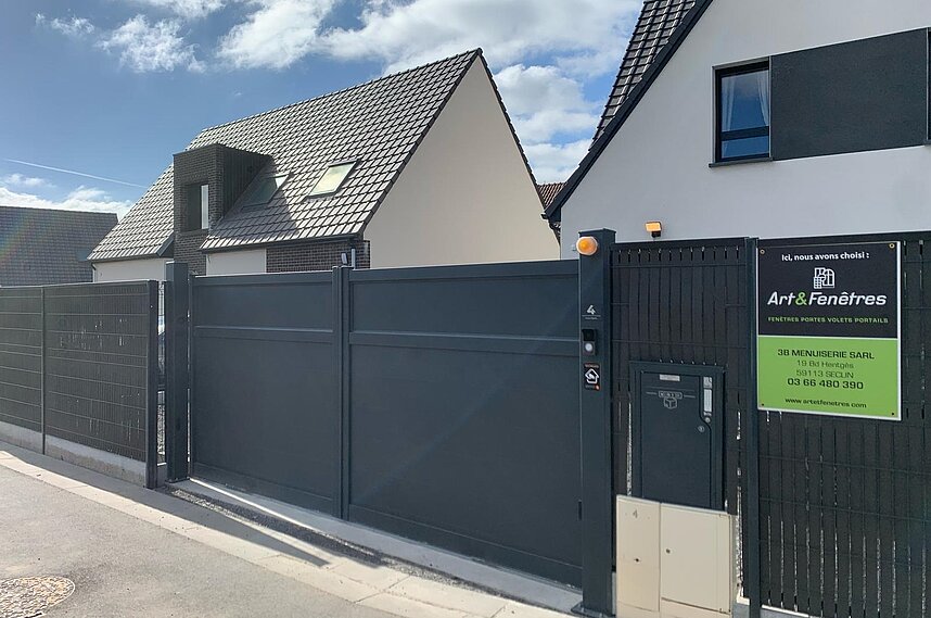 Portail coulissant motorisé aluminium modèle Meso