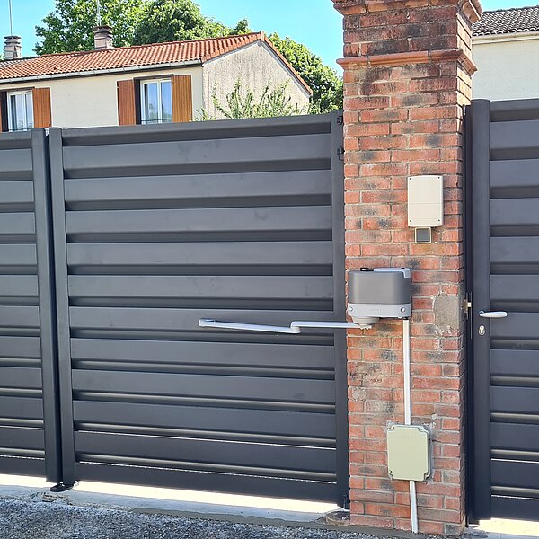 Motorisation de portail à Balan : opter pour un portail en alu ou bien en PVC ?