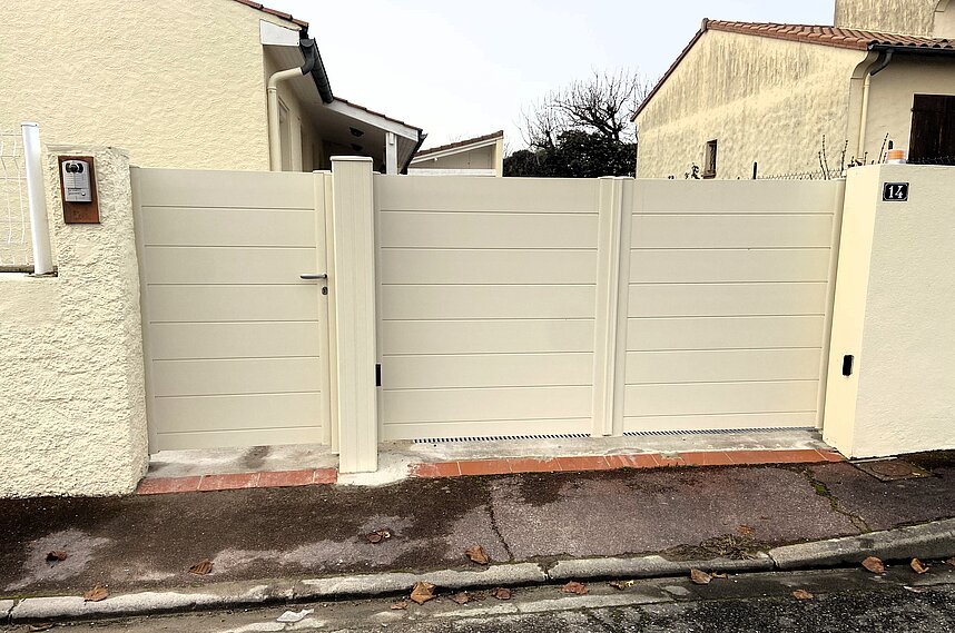 Installation d'un portail motorisé Aluminium Adelaïde RAL 1013