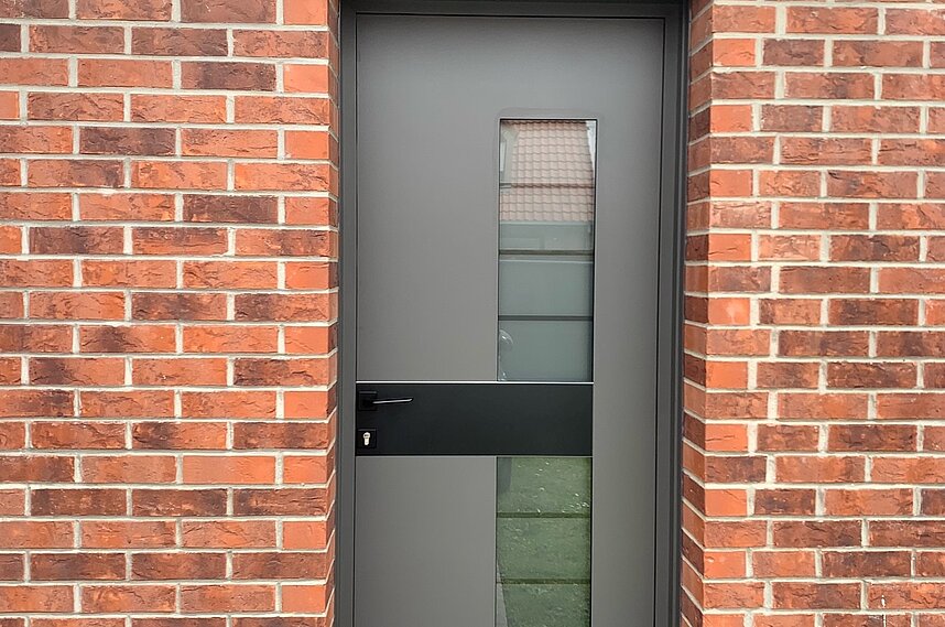 Magnifique porte d'entrée aluminium vitrée et son insert noir