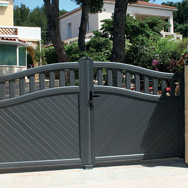 Comment installer un portail pour un terrain en pente à Fréjus