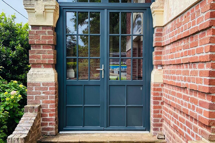 Elégante porte fenêtre en bois gamme Sylvia avec son imposte et ses petits