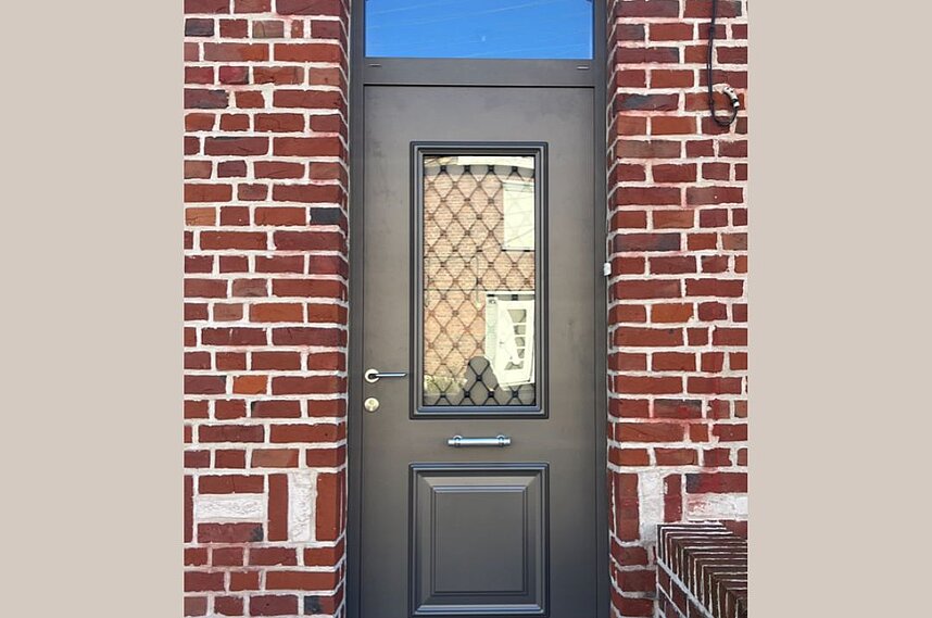 Porte d'entrée aluminium gris sablé et son imposte