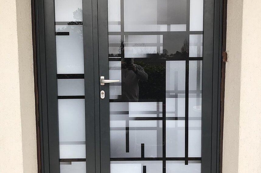 Porte d'entrée avec panneau décoratif vitré
