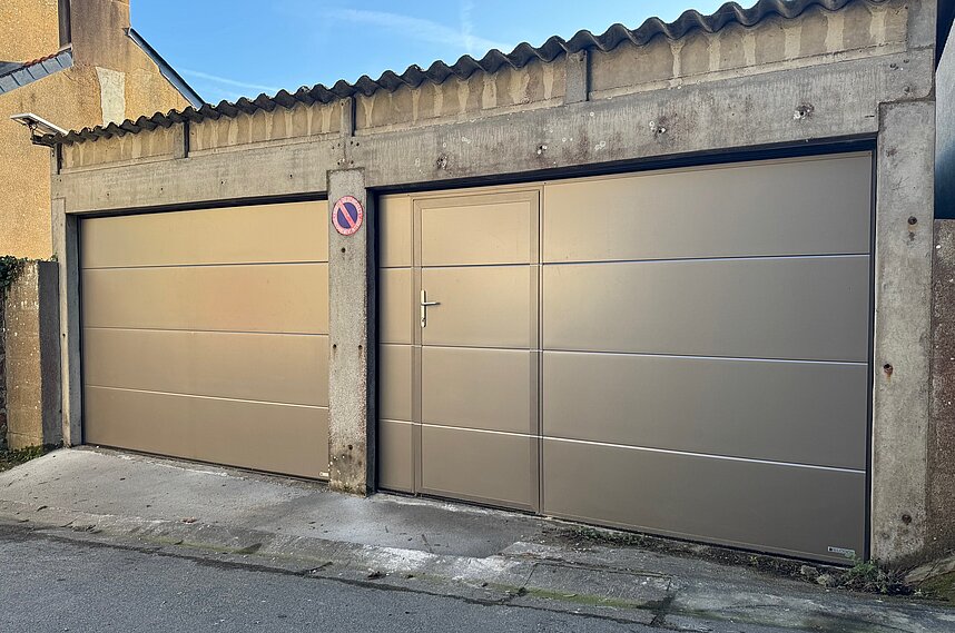 Porte de garage avec motorisation solaire