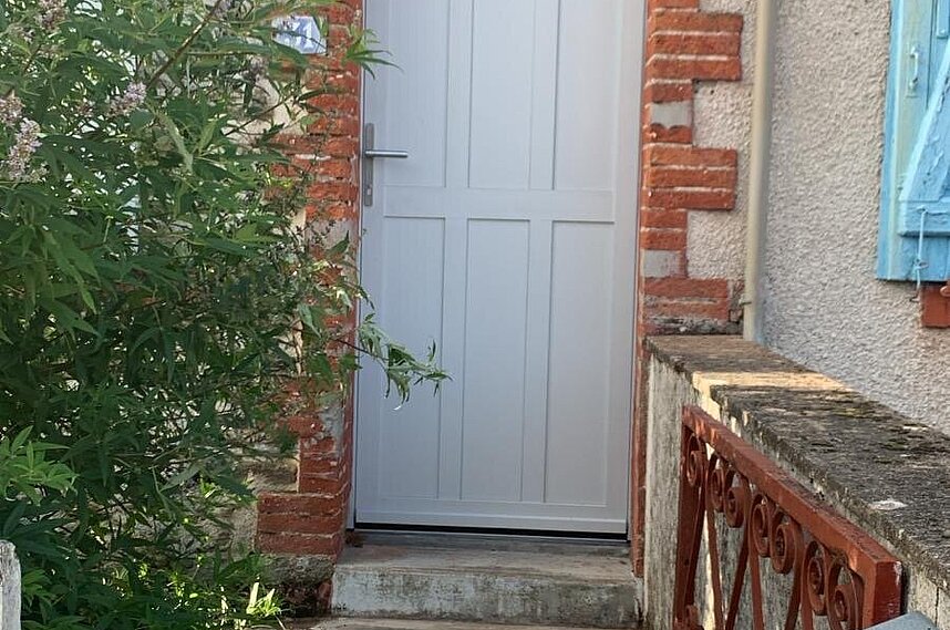 Pose d'une porte d'entrée en alu Réf :classique tiers 2