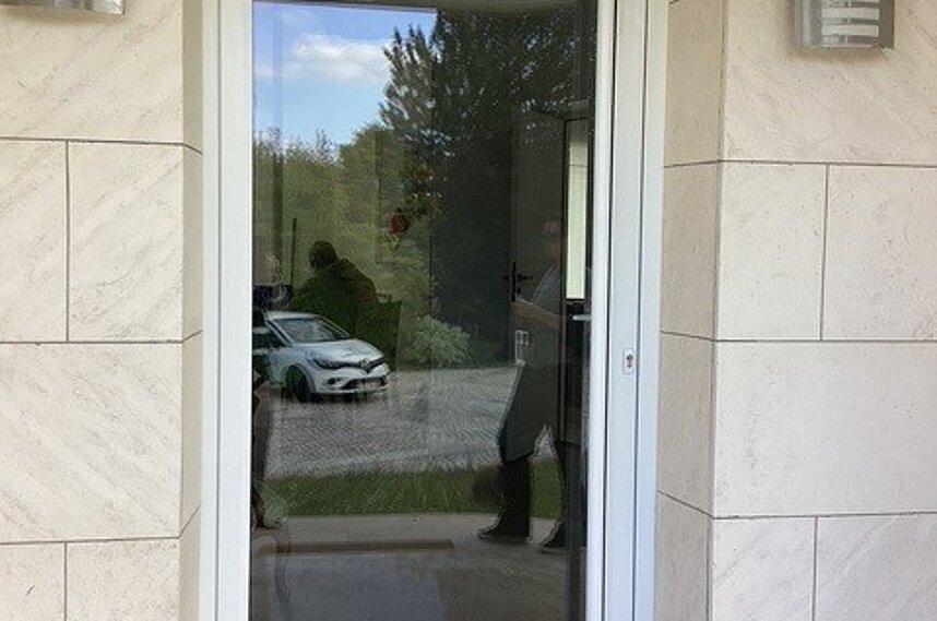 Installation d'une porte tertiaire en aluminium blanc à Saussay