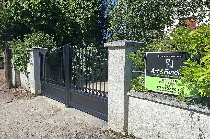 Portail rétro noir à Châtellerault