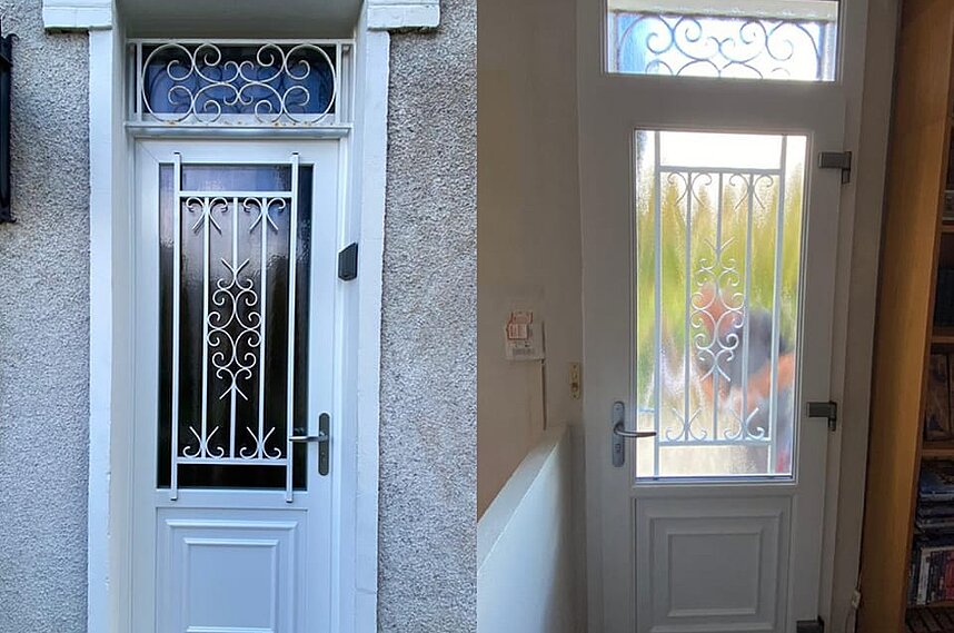 Porte d'entrée Classique PVC Blanc  semi vitrée avec grille extérieure. 5 points de fermeture.