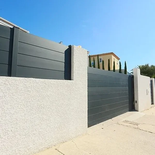 Portail en PVC, alu ou bois : MENUBOIS - Art & Fenêtres vous aide dans votre choix