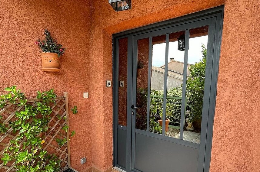 Installation d'une porte d'entrée en aluminium à Guzargues