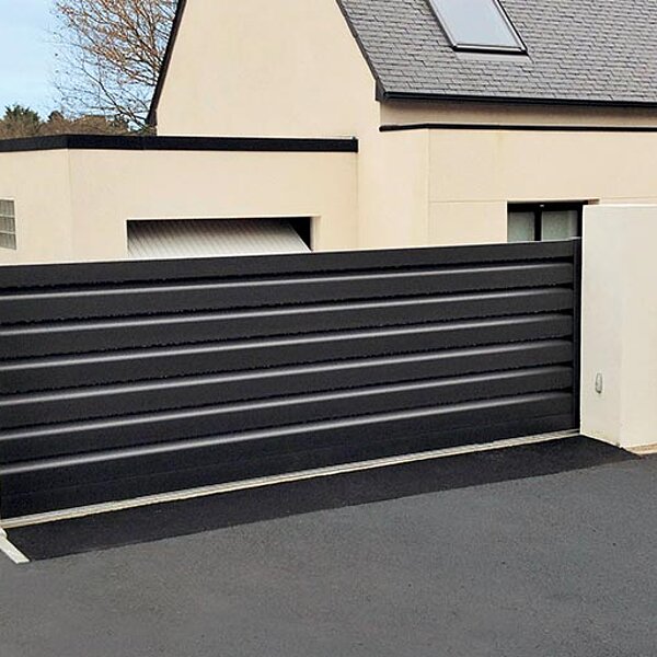 Les solutions pour installer un portail sur un terrain en pente