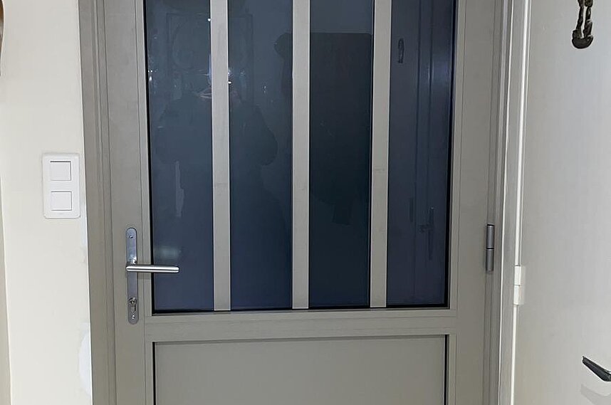 Pose d'une porte d'entrée