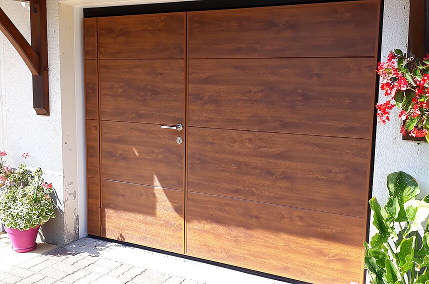 Rénovation d'une porte de garage basculante avec portillon à Montpellier