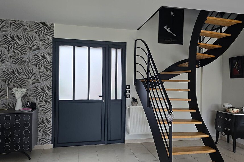 Menuiseries en aluminium gris soie RAL 7044 et une superbe porte d entrée effet atelier gris anthracite