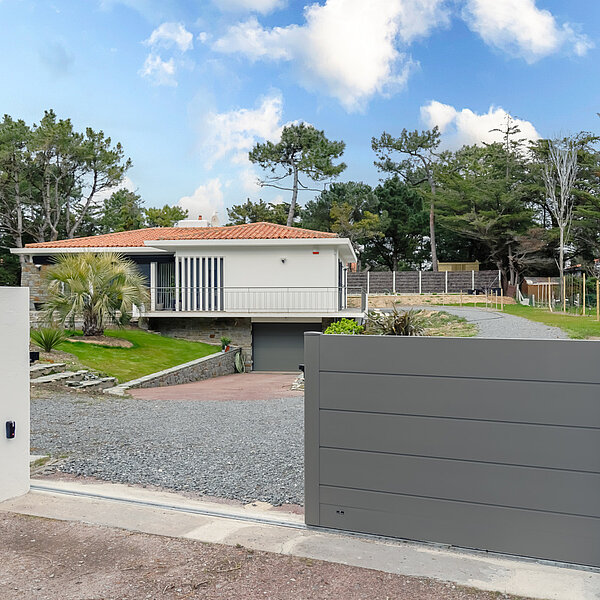 Installer un portail à Châtellerault : quel modèle choisir ?