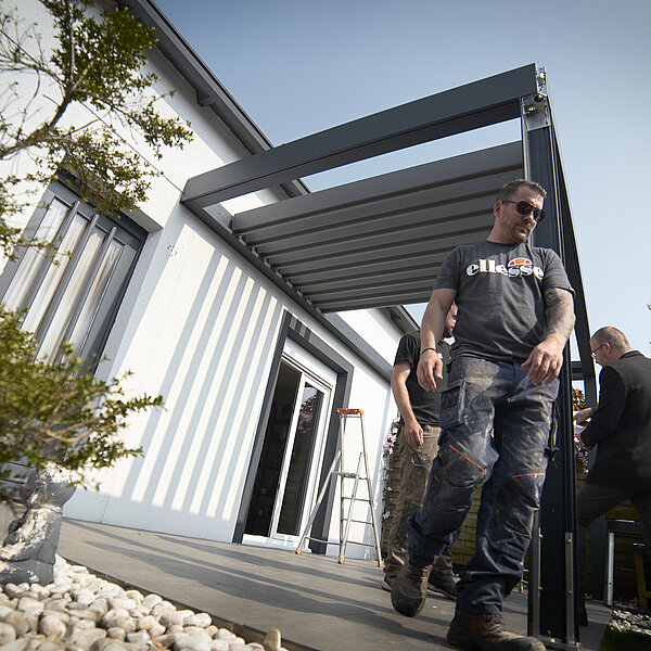 Installation d'une pergola bioclimatique par notre équipe