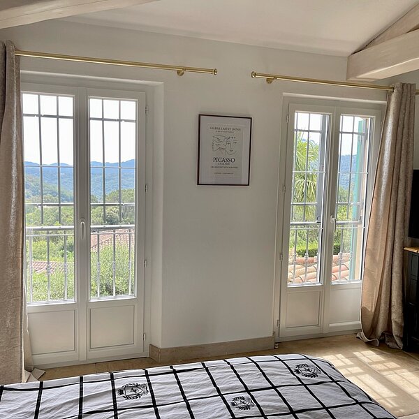 Fenêtre coulissante ou à la française : que choisir ? RMC RÉNOV vous répond