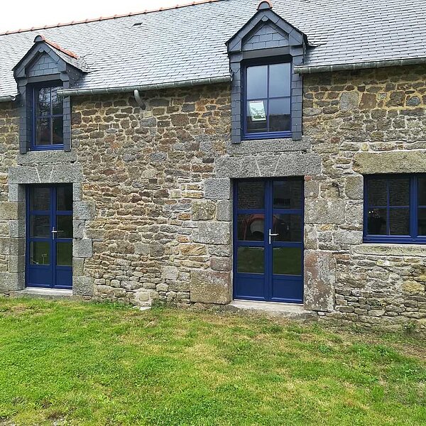 Fenêtres aluminium pour maison en pierre