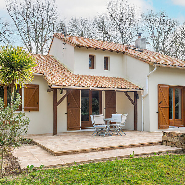 Volets battants ou roulants : quelle solution choisir à Mussidan, Périgueux, Nontron et en Dordogne ?