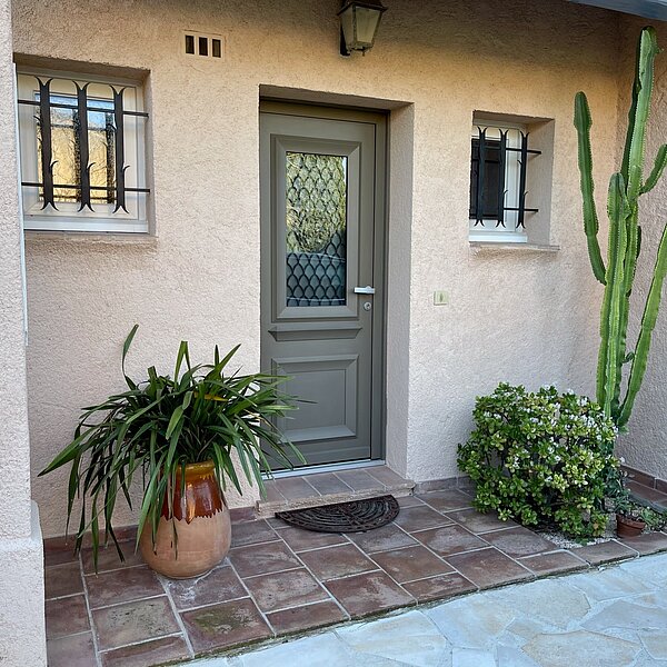 Vacances en toute tranquillité : nos solutions de portes d'entrée sécurisées à Courbevoie - 92