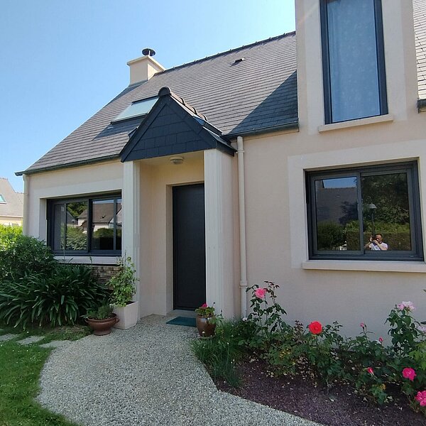 Des volets roulants solaires pour cette maison traditionnelle