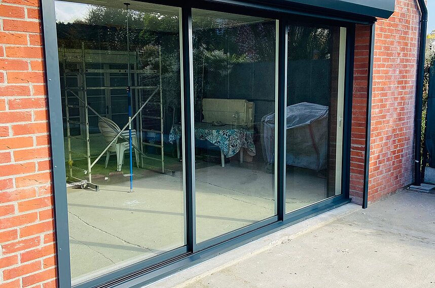 Installation de baies vitrées coulissantes aluminium avec volets roulants intégrés