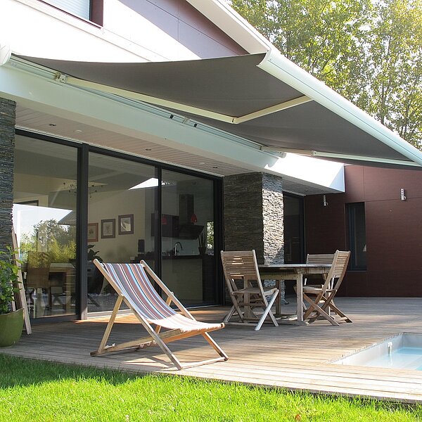 Les beaux jours arrivent. Pensez à vous équiper en store banne