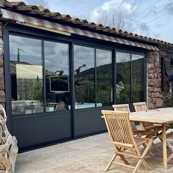 Gagnez en luminosité avec une menuiserie sur mesure à Draguignan